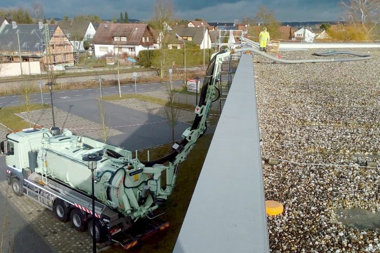 Saugbagger Taunusstein - Flachdachsanierung
